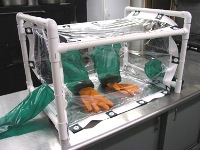 Chimica industriale: il glove box rende sicure le polveri nocive