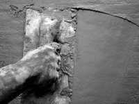 13601735-spatola-sporca-con-malta-di-cemento-a-mano-guanto-intonaco-del-muro