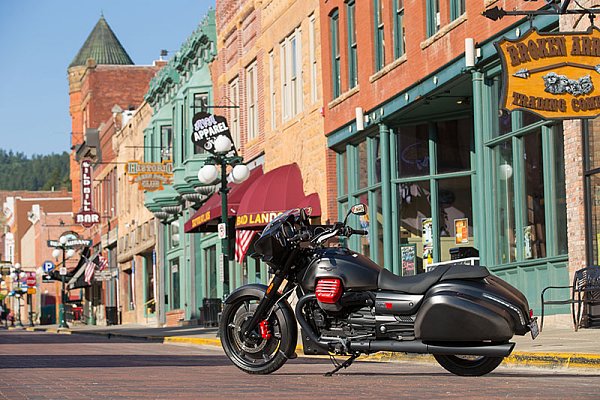 Moto Guzzi MGX-21, una cruiser per l'America