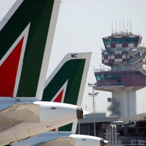 Gubitosi: per Alitalia vendita entro fine aprile